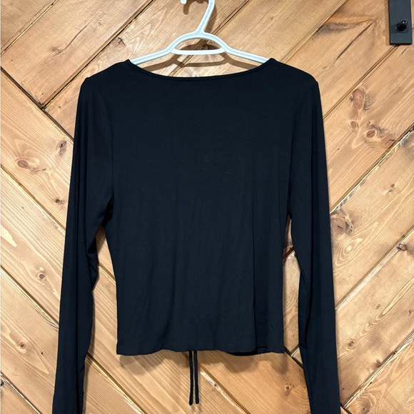 Black Ruched V-Neck Long Sleeve Top. Reitmans - Picture 3 of 4